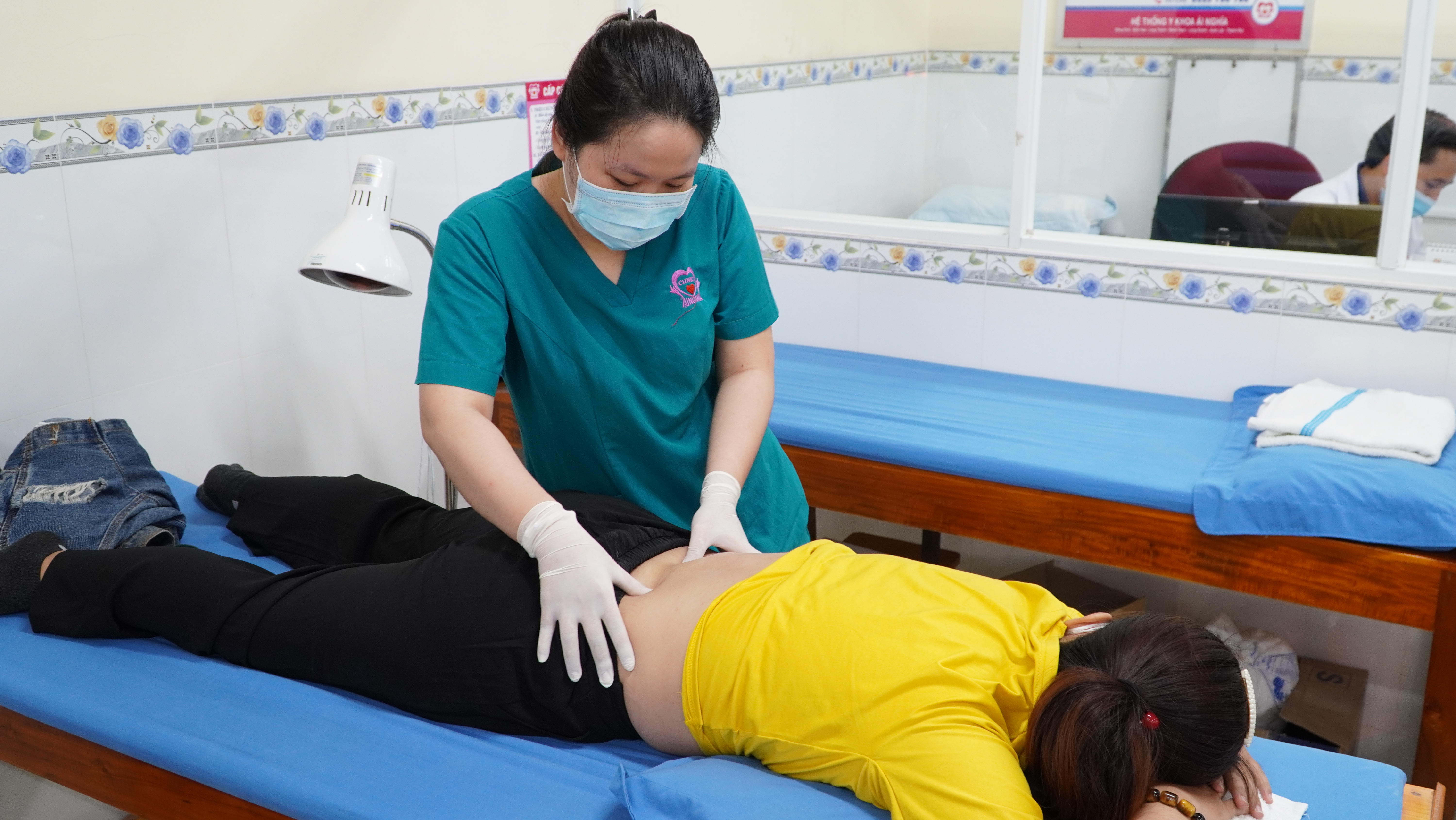 Xoa bóp, bấm huyệt