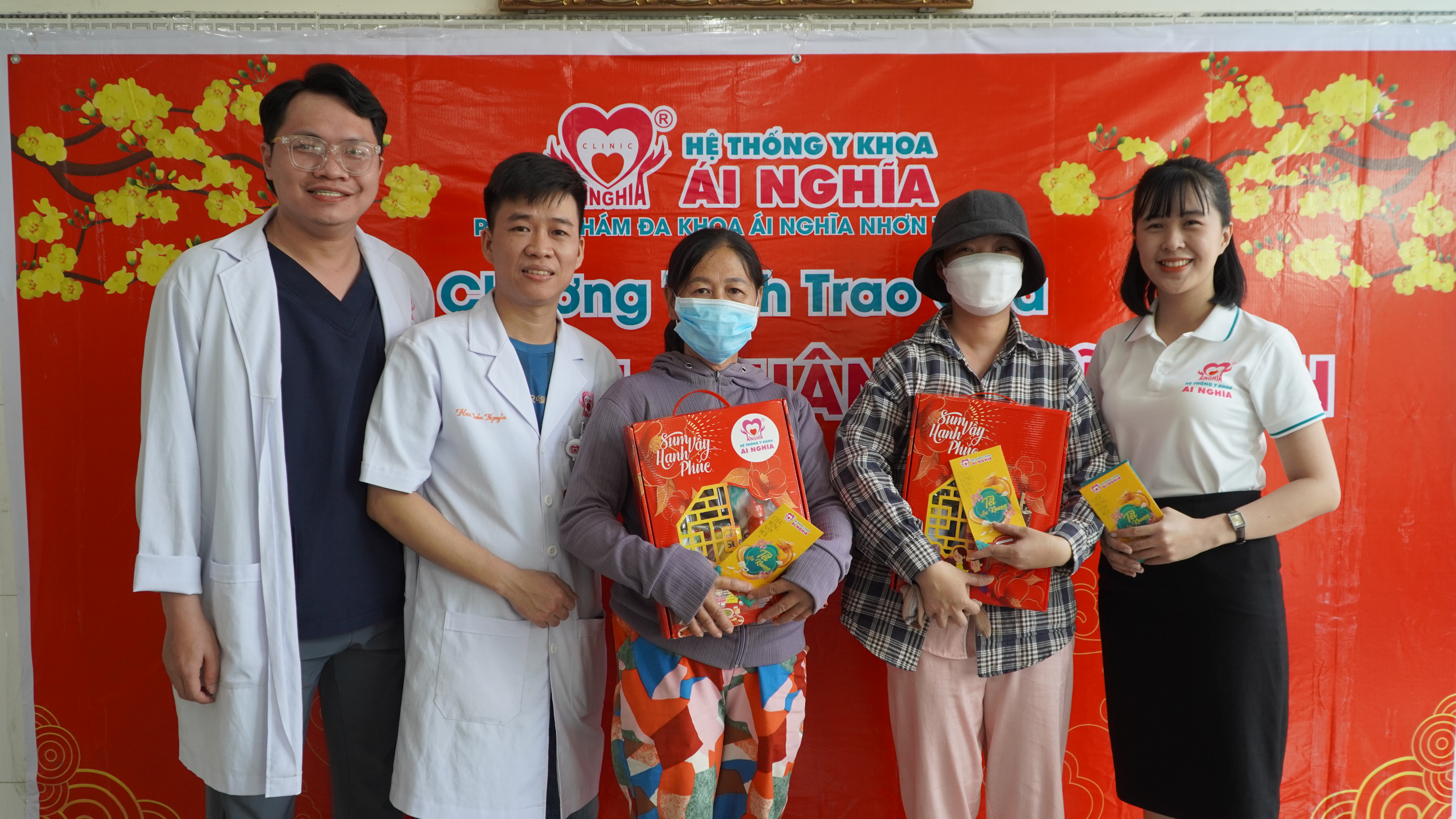 "Xuân nhân ái - Tết nghĩa tình" - Trao tặng quà cho trẻ em, người có hoàn cảnh khó khăn.