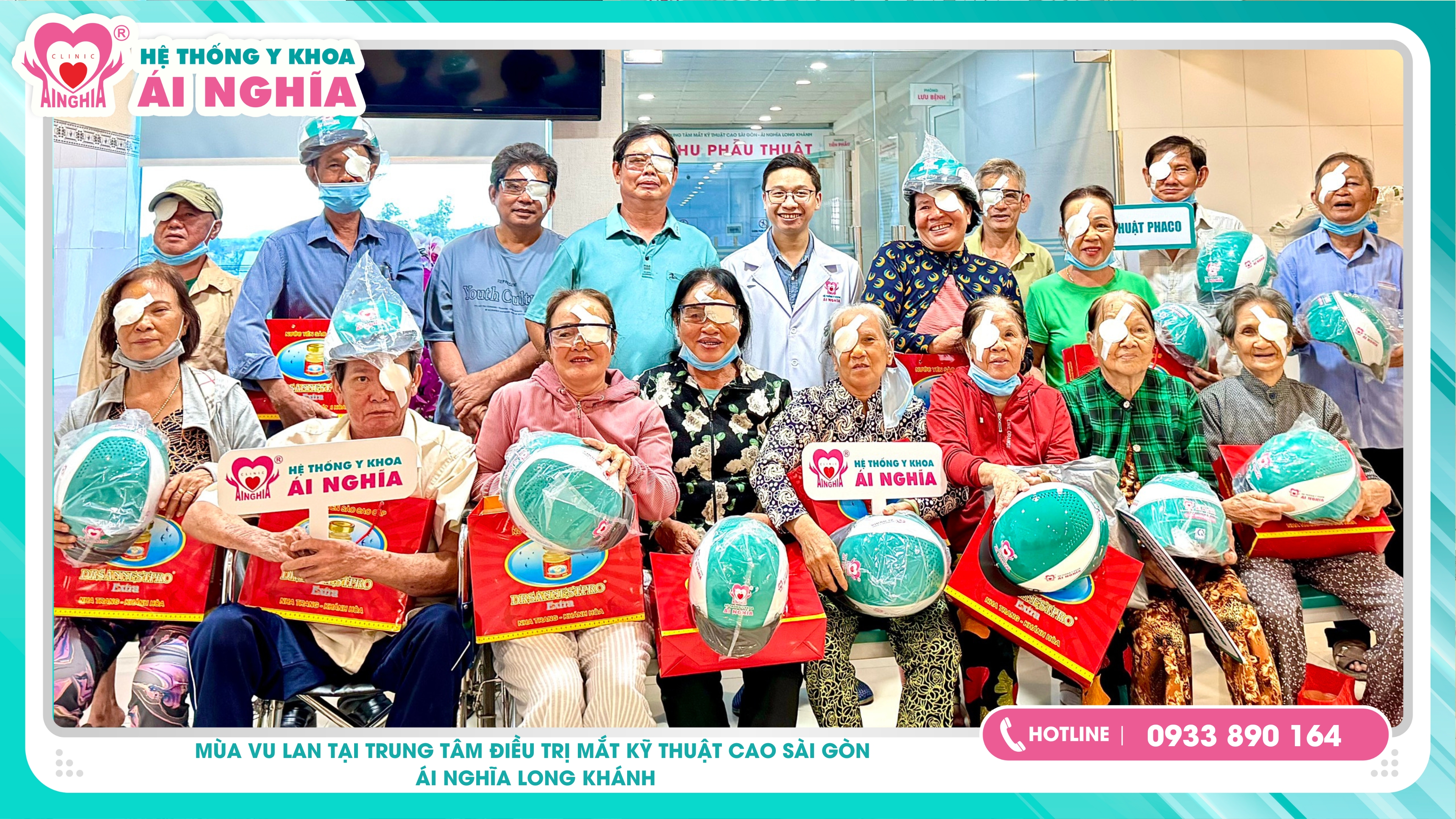 Khách hàng nhận Combo Quà tặng sức khỏe sau phẫu thuật Phaco tại Trung tâm Mắt